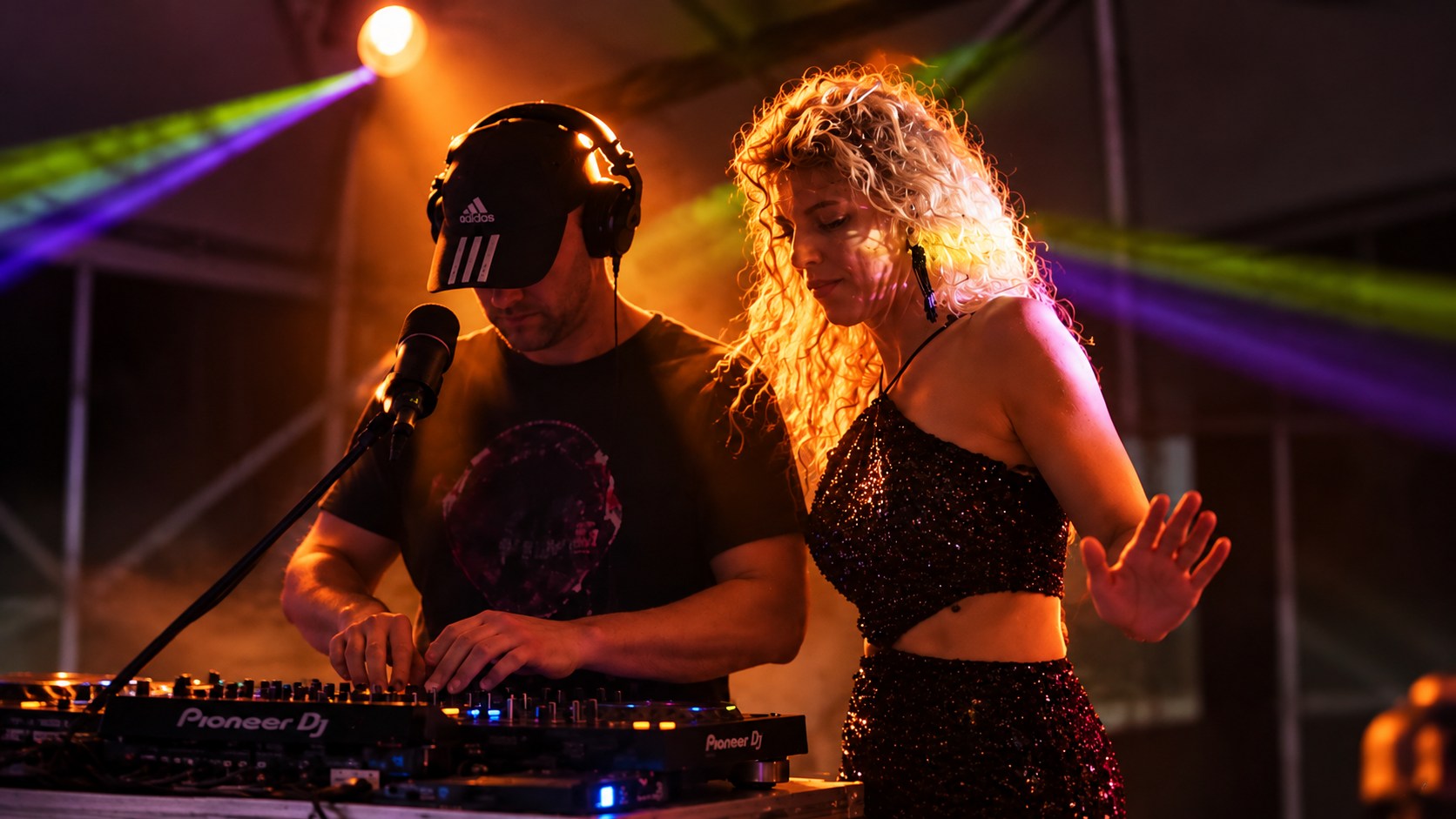 JohnnyB DJ e Ornella durante un’esibizione